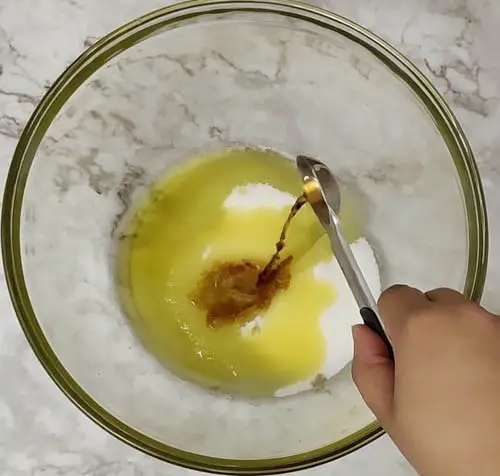 lemon poppy seed muffin - adding vanilla extract