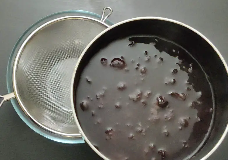 Using a strainer, drain out the syrup