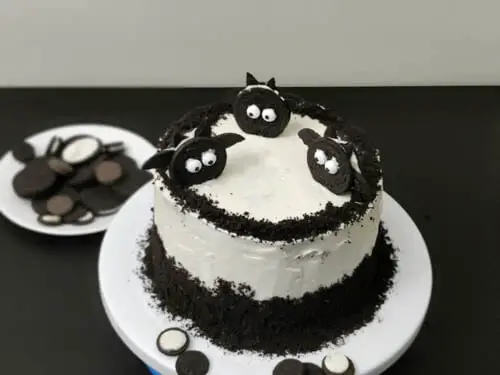 vanilla oreo cake decorated with oreo bats