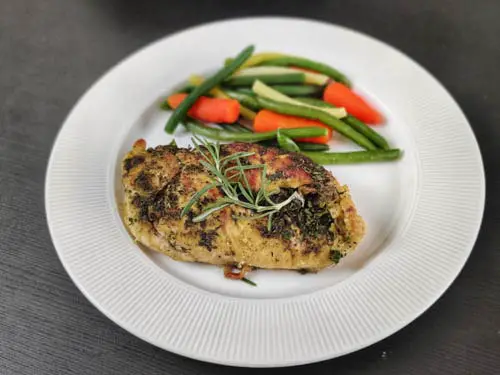texas-roadhouse-herb-crusted-chicken-served-with-steamed-veggies