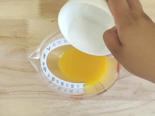 adding sugar to mango juice